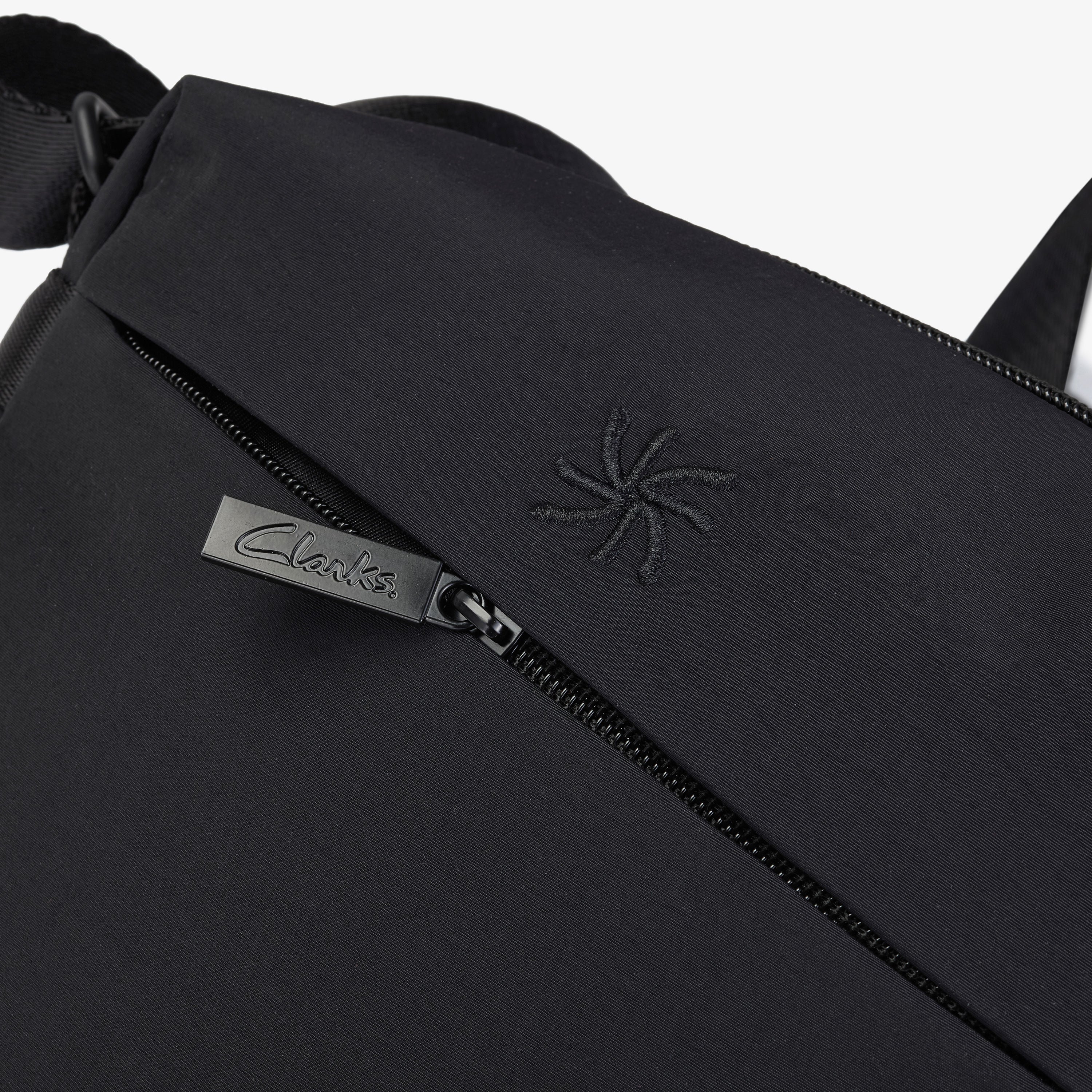 CL Crossbody / CL クロスボディバッグ(ブラック)の3枚目